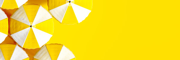 沙滩伞的顶部视图与拷贝空间在黄色的夏季背景图片下载