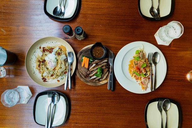 更多的食物在木制背景与俯视图。图片下载