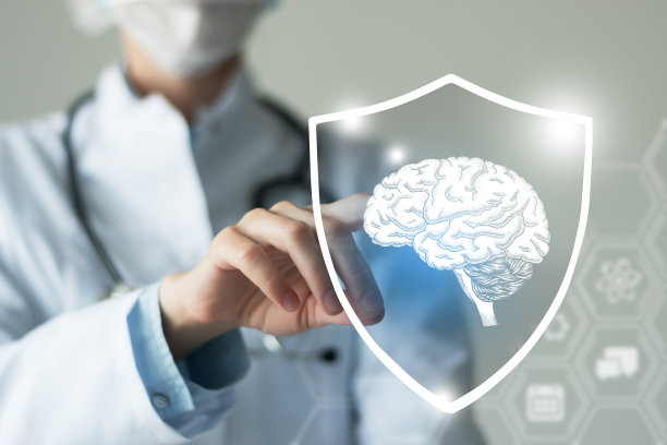 无法辨认的女医生手持盾牌和大脑器官的图形虚拟可视化在手中。图片下载