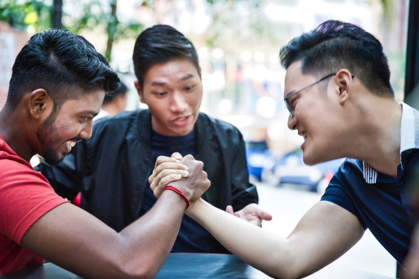 友好的扳手腕，在咖啡馆打赌图片下载