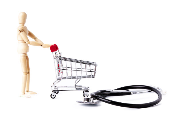 推着购物车在听诊器旁的假人图片下载