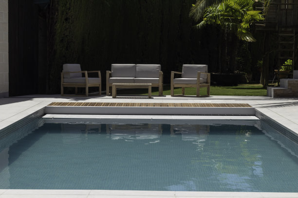 游泳池的前视图与冷峻的休息区和植被在背景中没有人图片下载