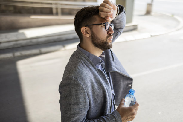 商人拿着水瓶喝水图片下载