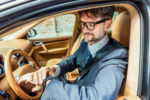 西装革履的成熟男人开着车图片下载