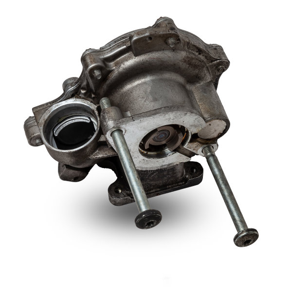 用于冷却汽车发动机的金属水泵的一种白色背景水泵。废旧汽车发动机的概念。图片下载