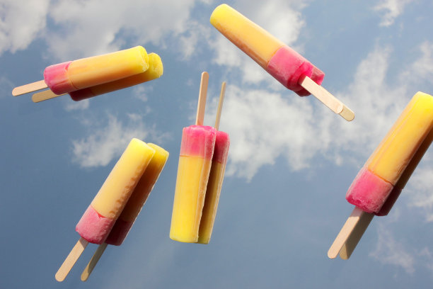 在蓝天的背景下，融化的水果冰淇淋。天空在镜子上的倒影。夏天的概念。图片下载