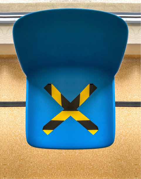 蓝色塑料椅子，在医院等候用。禁令。大流行。图片下载