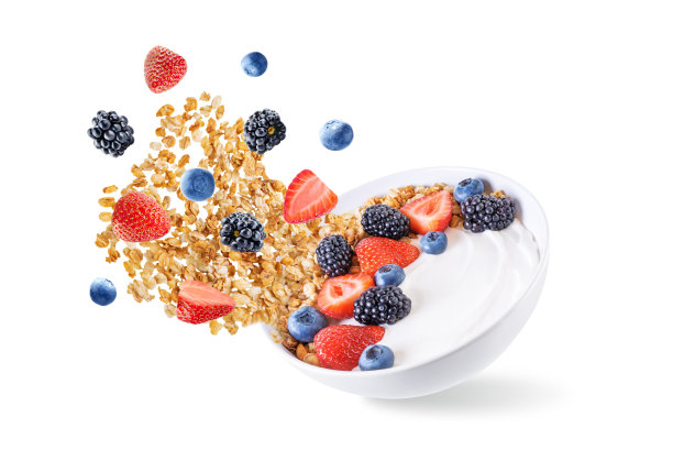 新鲜的早餐与希腊酸奶坚果燕麦粥与浆果在一个碗在白色孤立的背景图片下载