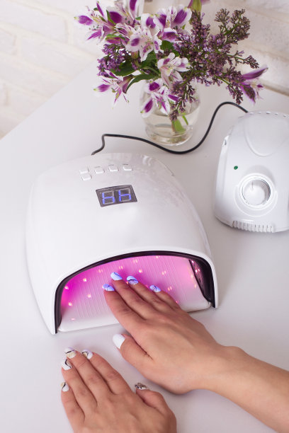 女性手指甲用凝胶指甲油灯图片下载