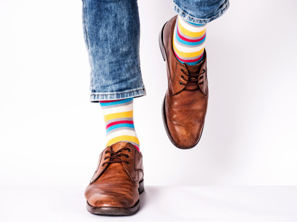 男人的腿，时髦的鞋子和明亮的袜子图片下载