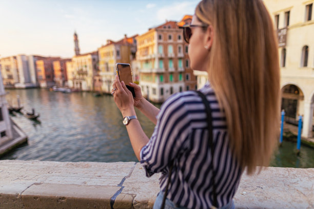 拍摄威尼斯的年轻女子图片下载