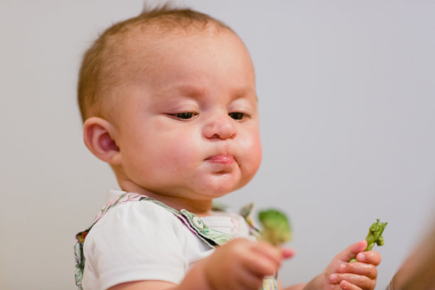 女婴吃蔬菜图片下载