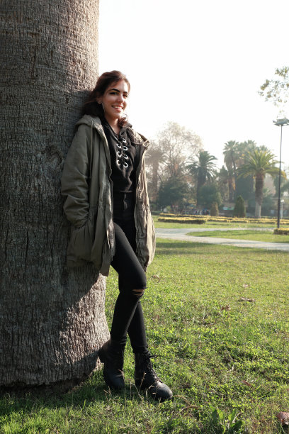 美丽的深色年轻女子肖像树干在公园图片下载