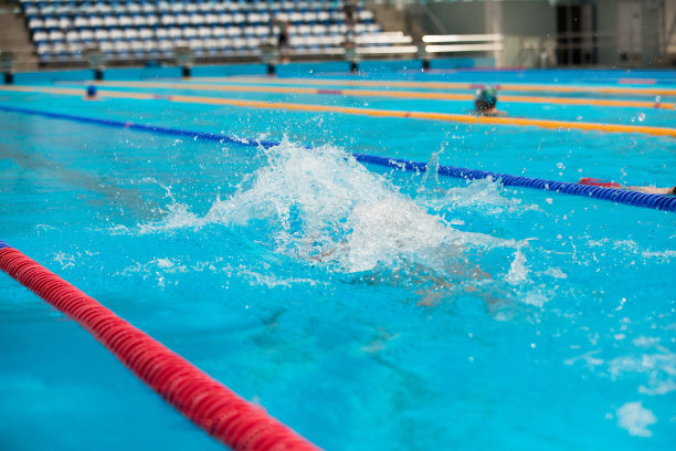 游泳池里的水花飞溅。暑假假期。图片下载