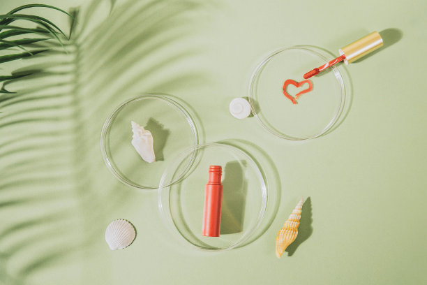 带贝壳植物的樱桃色天然唇釉图片下载