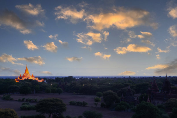 佛寺在晨雾中蒲甘，海佛塔蒲甘缅甸图片下载