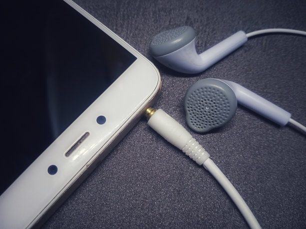 插着耳机的手机图片下载