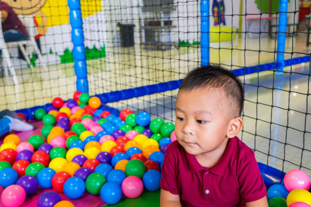 操场中心的亚洲小男孩图片下载