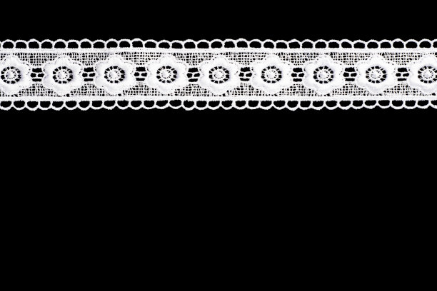 白色花边形状花在黑色背景孤立水平图片下载