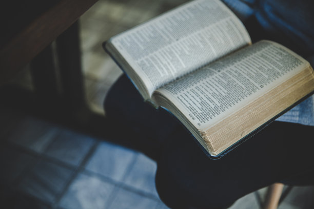 一个基督徒的女人图片下载