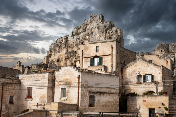 意大利马泰拉历史悠久的市中心伊德里斯圣玛丽教堂的景色图片下载