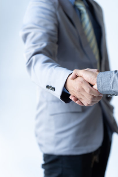 商务人士握手，结束会议。商务握手理念。图片下载