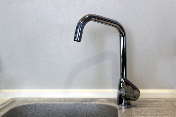 水槽与铁水龙头。图片下载