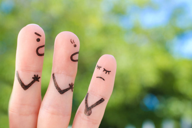 家庭争吵时的手指艺术。父母骂孩子调皮的观念。图片下载