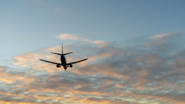 天空中的飞机图片下载