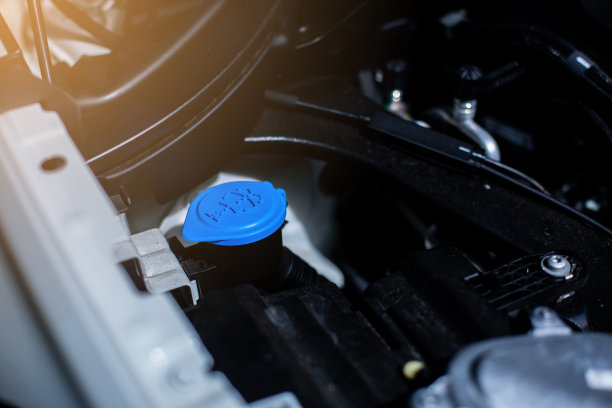 有选择地集中在汽车发动机舱水箱雨刷盖上。维修:汽车或车辆的维修和保养图片下载