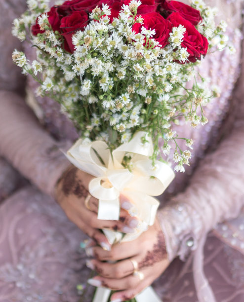 手持鲜花的新娘图片下载