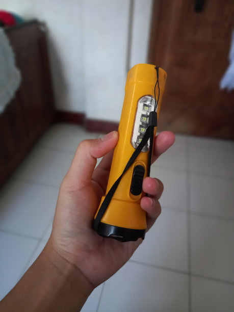 拿着黄色手电筒的手图片下载