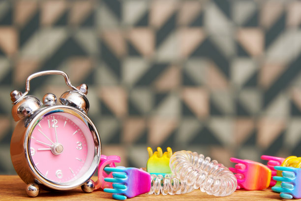 粉红色的花式闹钟，床上有少女发夹图片下载