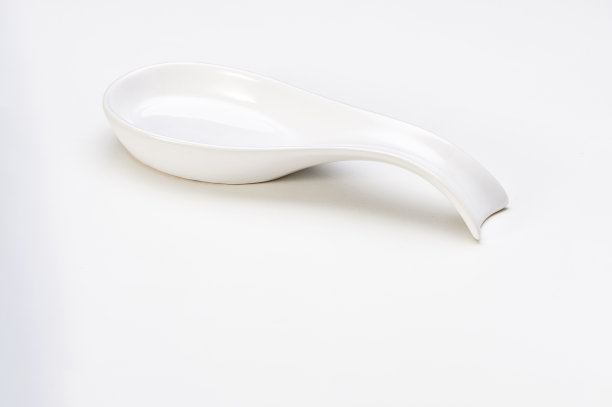 现代简约的白色陶瓷手指勺，孤立在白色上图片下载