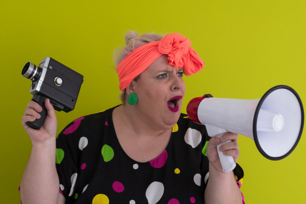 有趣的加大小的女人摆孤立的粉彩绿色背景工作室肖像。人们的情感生活观念。模拟拷贝空间。在扩音器尖叫。图片下载