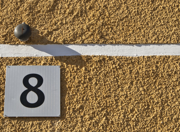 墙上的8号图片下载