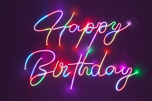 七彩霓虹生日快乐。时尚的风格。生日快乐的背景。图片下载