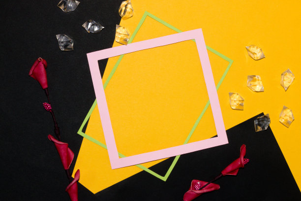 现代奢华背景以粉色和绿色框架作为复制空间，黑色和黄色背景宝石和鲜花，营销，潮流墙图片下载