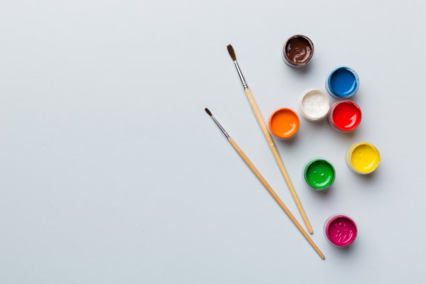 艺术调色板与油漆和画笔，接近。俯视图与空白的空间。工作场所的创造力。家庭教学概念图图片下载
