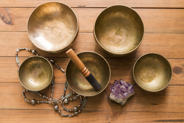 一幅静物画的俯视图，木桌上放着青铜唱钵。图片下载