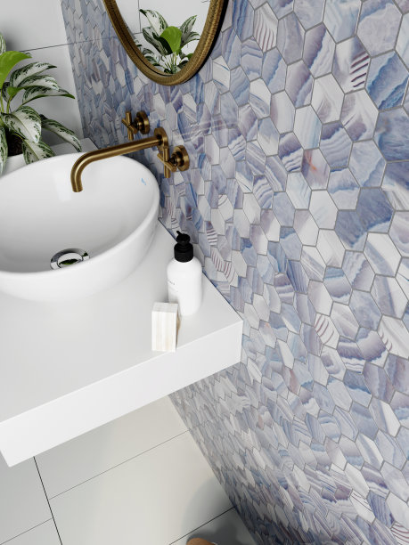 一间现代浴室的内部，墙壁上有六角形的蓝色马赛克。白色的架子上有一面圆镜子和一个脸盆。水疗和aglaonema。三维渲染图片下载