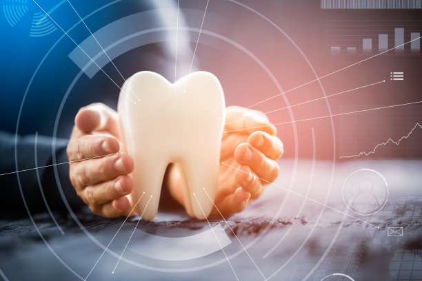 男人的手保护牙齿图片下载