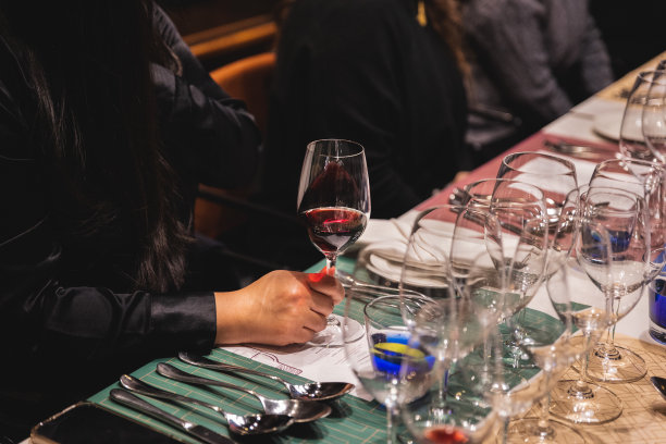 餐厅品酒图片下载