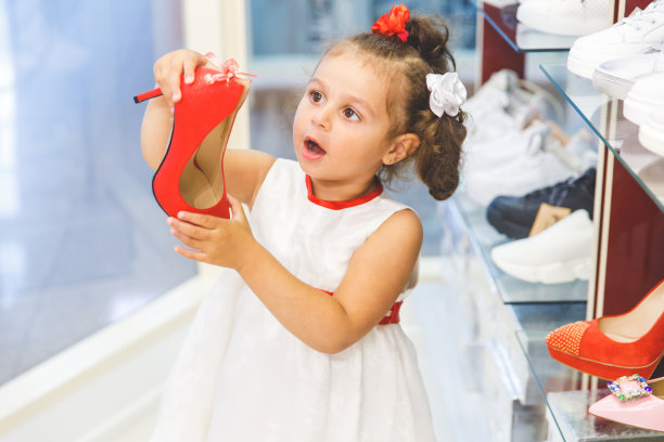 小女孩在商场里挑选鞋子图片下载