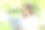 年轻的自由职业者坐在绿色的公园里，带着笔记本电脑。微笑的现代女性一边用笔记本电脑一边喝外卖咖啡图片下载