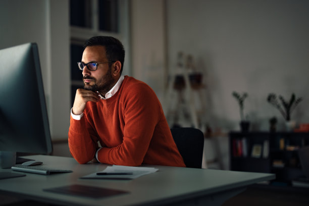 专注的商人看着电脑，在网上工作图片下载
