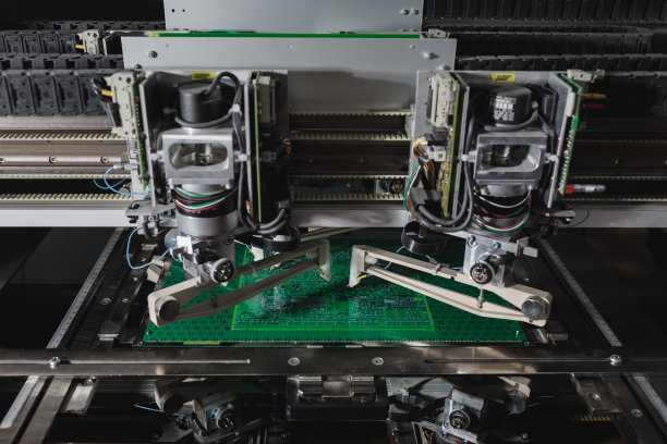 检查芯片是否损坏。测试微电路的现代方法。微电路的生产和测试。自动化技术、工业、机器人、电子、生产、制造概念。图片下载