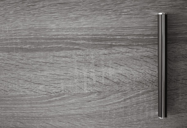 带把手的木制橱柜门可以关闭。铭文的空间图片下载