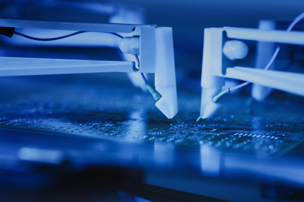 针的自动设备诊断和测试芯片和处理器。自动化机器人工业设备正在测试电子印刷电路板。电子芯片制造。高科技，特写，蓝色色调图片下载