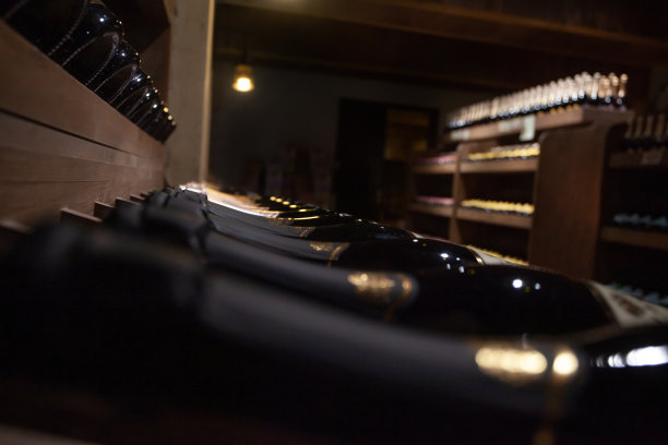 葡萄酒的背景。黑色瓶子行图片下载